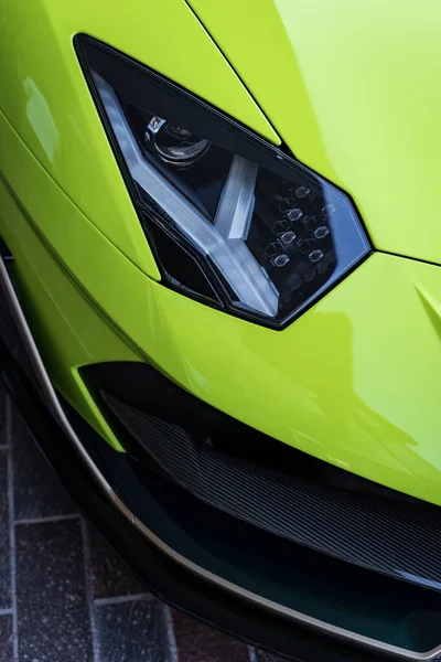 Yeşil Lamborghini far modern.