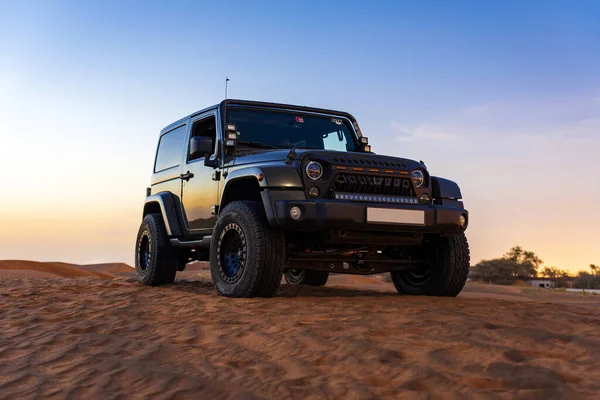 Çölde gece Jeep Wrangler