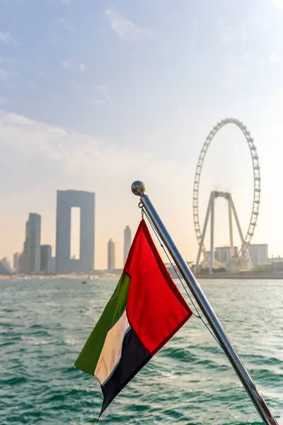 Şehirdeki gökdelenlerde Dubai bayrağı