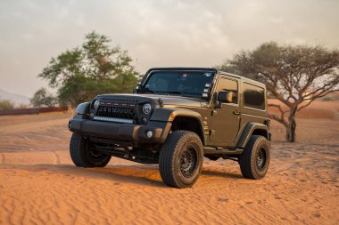 Çölde, Birleşik Arap Emirlikleri 'nde Jeep Wrangler.