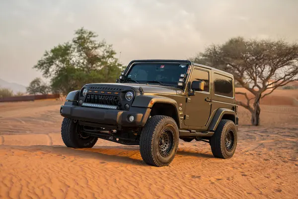 Çölde, Birleşik Arap Emirlikleri 'nde Jeep Wrangler.