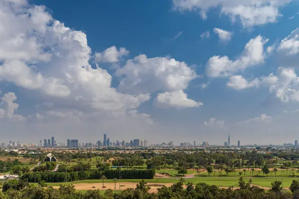 Birleşik Arap Emirlikleri 'nde golf sahaları olan Dubai şehri silueti.