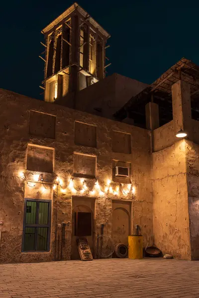 Dubai 'deki eski şehrin gece manzarası. Birleşik Arap Emirlikleri.