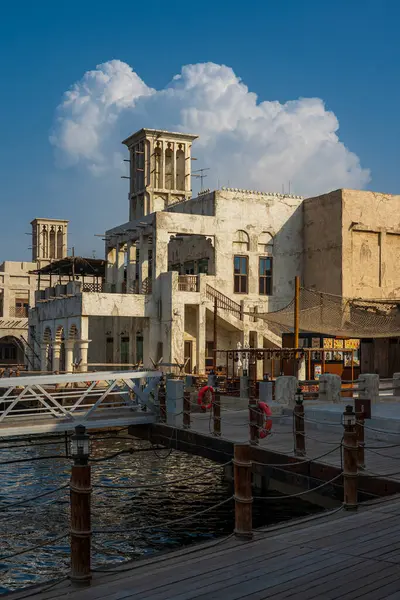 Dubai Birleşik Arap Emirlikleri 'nin rıhtımındaki eski bina.