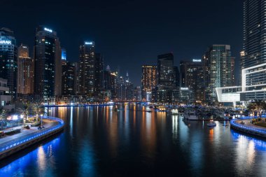 Dubai marinası ve geceleri gökdelenler, Dubai Birleşik Arap Emirlikleri