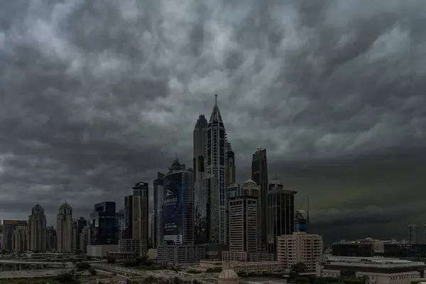 Dubai şehir gökdelenleri fırtına bulutları altında, Dubai birleşik Arap Emirlikleri