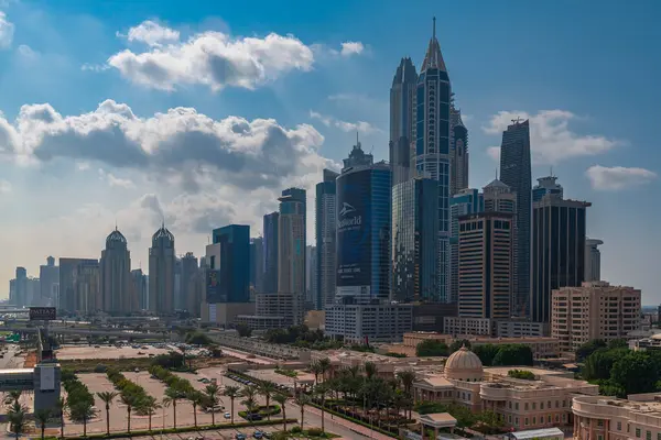 Dubai marinasının ve gökdelenlerin hava manzarası, Dubai, Birleşik Arap Emirlikleri.