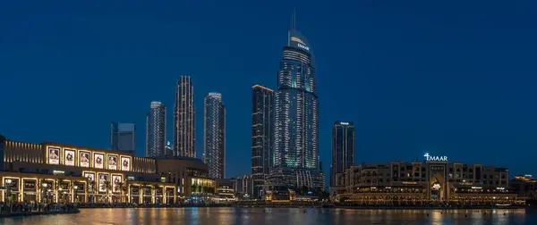 Dubai şehrinin ufuk çizgisi, Dubai alışveriş merkezinin ve çeşmenin gece manzarası