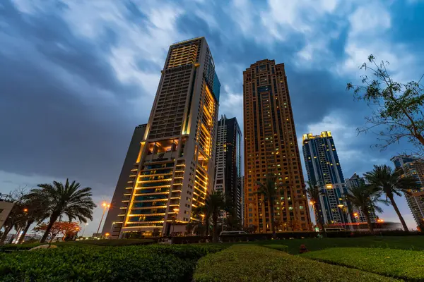 Gece Dubai silueti Birleşmiş Arap Emirlikleri