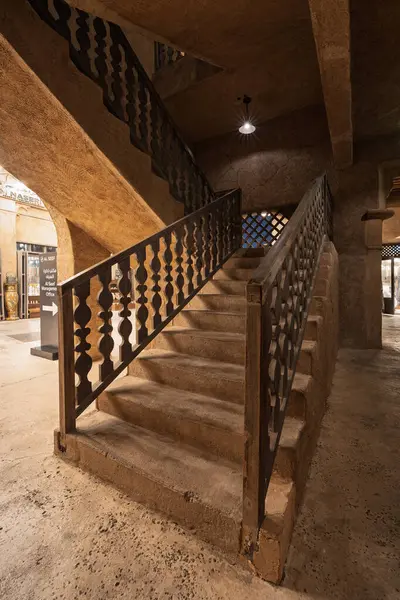 Al Seef 'deki gece merdivenleri, Dubai, Birleşik Arap Emirlikleri.