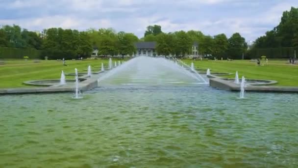 Опыт Очаровательную Красоту Парка Оазис Этим Завораживающим Видео Величественный Фонтан — стоковое видео