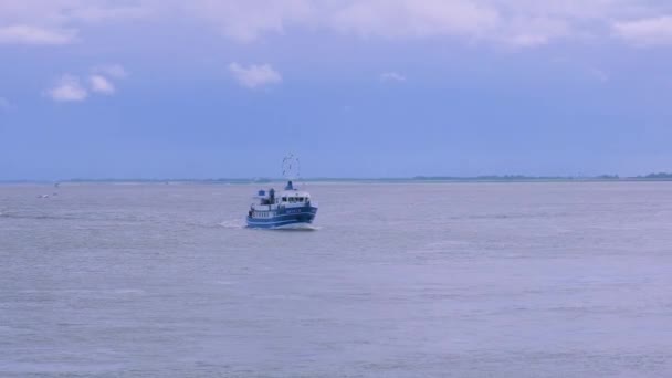 用这个迷人的4K视频进行平静的航行 一艘威严的船优雅地滑过平静的广阔水域 感受大海轻柔的节拍 相机捕捉着缓慢宁静的旅程 — 图库视频影像