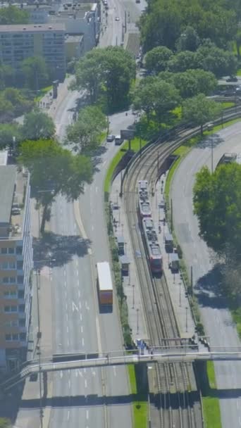 通过这个动态Fhd视频体验城市的繁华活力 看着电车平稳地到达月台 周围是繁忙的城市交通 从鸟瞰的角度来看 目睹城市街道的混乱 — 图库视频影像