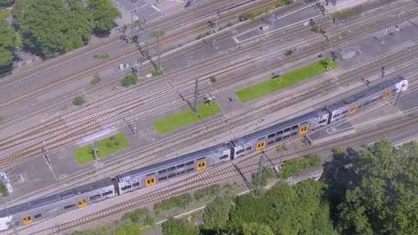 用这个令人震惊的4K视频进行迷人的空中旅行 从鸟瞰的角度 当火车沿着铁轨滑行时 你可以看到铁轨的复杂网络 全景视图显示了繁忙的活动 — 图库视频影像