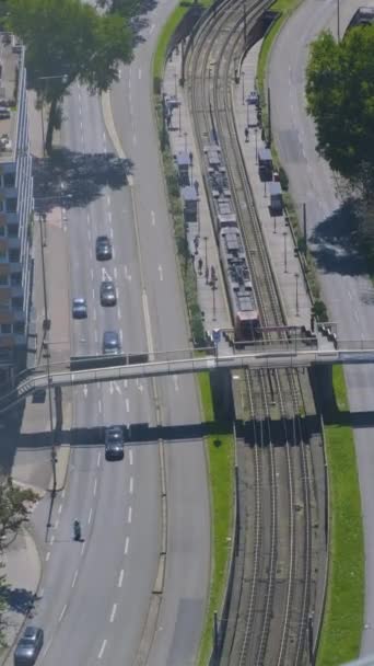 通过这个动态Fhd视频体验城市的繁华活力 看着电车平稳地到达月台 周围是繁忙的城市交通 从鸟瞰的角度来看 目睹城市街道的混乱 — 图库视频影像
