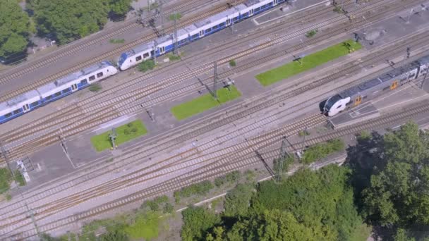 用这个令人震惊的4K视频进行迷人的空中旅行 从鸟瞰的角度 当火车沿着铁轨滑行时 你可以看到铁轨的复杂网络 全景视图显示了繁忙的活动 — 图库视频影像