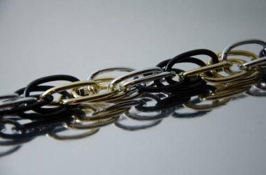 Altın, gümüş, siyah zincirli kolye.