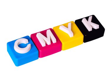 CMYK, Cyan, Magenta, Yellow ve Key 'in kısaltmasıdır. Beyaz arkaplanda CMYK küpleri 3D izole.