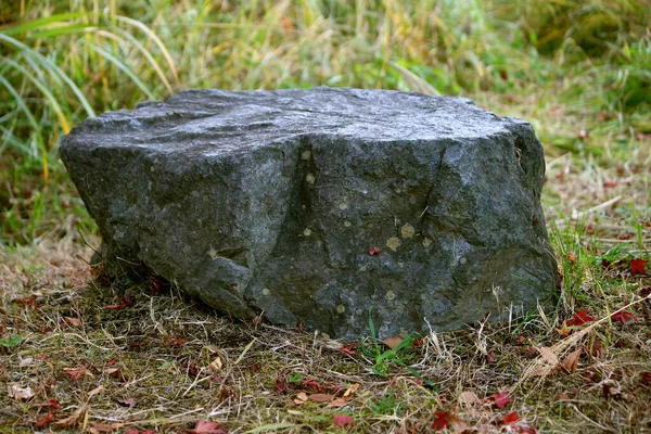 石头在草地上 岩石在公园或花园的座位上 — 图库照片