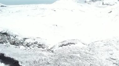 İzlanda 'da kışın İzlanda, Vestmannaeyjar' da karla kaplı bir kıyı şeridi.