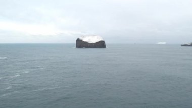 Vestmannaeyjar, İzlanda 'da kış boyunca karla kaplı ıssız ve ıssız bir ada..