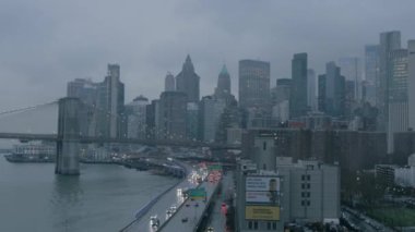 Finans Bölgesi ve Brooklyn Köprüsü 'nün gökdelenleri (Manhattan, New York, ABD). Profilimde farklı çekimler var.