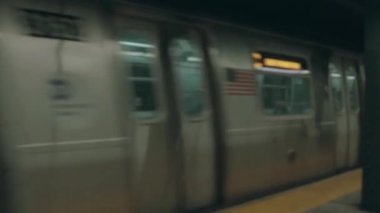 Metro treni New York, ABD 'deki istasyona varıyor..