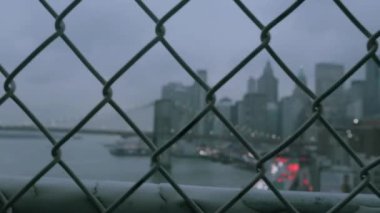 Finans Bölgesi ve Brooklyn Köprüsü 'nün (Manhattan, New York City, ABD) gökdelenleri bir çitin içinden geçmektedir. Profilimde farklı çekimler var.