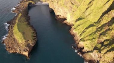 Westman Adaları 'ndaki gizli plaj (Vestmannaeyjar, İzlanda)