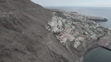 Tenerife 'deki Acantilados Los Gigantes uçurumlarının Hava Görüntüleri (Kanarya Adaları, İspanya). Bir İHA ile LOG 'da çekildi. Portföyümde farklı pozlar var..