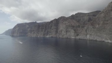 Tenerife 'deki Los Gigantes uçurumlarının Hava Görüntüleri (Kanarya Adaları, İspanya). Bir İHA ile LOG 'da çekildi. Portföyümde farklı pozlar var..