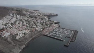 Tenerife 'deki Acantilados Los Gigantes uçurumlarının Hava Görüntüleri (Kanarya Adaları, İspanya). Bir İHA ile LOG 'da çekildi. Portföyümde farklı pozlar var..