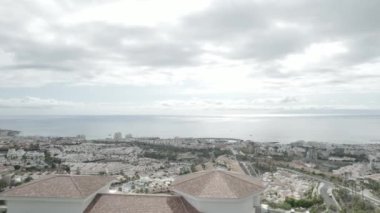 Costa Adeje 'nin Hava Görüntüleri (Tenerife, Kanarya Adaları, İspanya) bir Drone ile çekildi. Log 'da çekildi. Portföyümde farklı pozlar var..