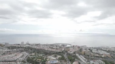 Costa Adeje 'nin Hava Görüntüleri (Tenerife, Kanarya Adaları, İspanya) bir Drone ile çekildi. Log 'da çekildi. Portföyümde farklı pozlar var..