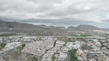 Costa Adeje 'nin Hava Görüntüleri (Tenerife, Kanarya Adaları, İspanya) bir Drone ile çekildi. Log 'da çekildi. Portföyümde farklı pozlar var..