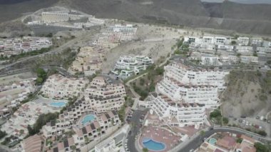 Costa Adeje 'nin Hava Görüntüleri (Tenerife, Kanarya Adaları, İspanya) bir Drone ile çekildi. Log 'da çekildi. Portföyümde farklı pozlar var..