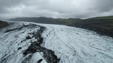 Güney İzlanda 'da Katla ve Eyjafjallajokull volkanları arasındaki buzul (Solheimajkull). Drone 'la çekilmiş. Portföyümde farklı pozlar var..