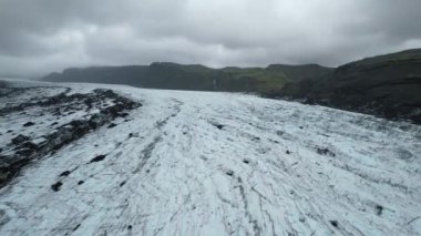 Güney İzlanda 'da Katla ve Eyjafjallajokull volkanları arasındaki buzul (Solheimajkull). Drone 'la çekilmiş. Portföyümde farklı pozlar var..