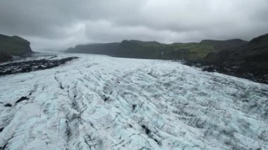 Güney İzlanda 'da Katla ve Eyjafjallajokull volkanları arasındaki buzul (Solheimajkull). Drone 'la çekilmiş. Portföyümde farklı pozlar var..