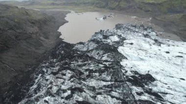 Güney İzlanda 'da Katla ve Eyjafjallajokull volkanları arasındaki buzul (Solheimajkull). Drone 'la çekilmiş. Portföyümde farklı pozlar var..