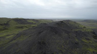 Güney İzlanda 'daki Buzul (Slheimajkull) çevresindeki volkanik alan Katla ve Eyjafjallajkull arasında. Drone 'la çekilmiş. Portföyümde farklı pozlar var..