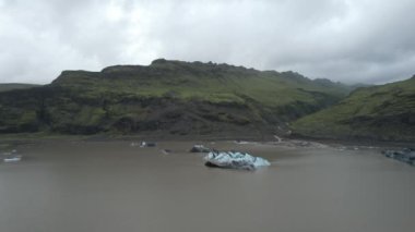 Solheimajkull, Güney İzlanda 'daki Buzdağı Gölü. Katla ve Eyjafjallajokull volkanları arasında. Drone 'la çekilmiş. Portföyümde farklı pozlar var..