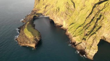 Westman Adaları 'ndaki gizli ve izole plaj (Vestmannaeyjar, Güney İzlanda). Drone 'la çekilmiş. Portföyümde farklı pozlar var..