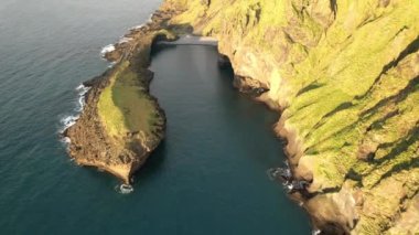 Westman Adaları 'ndaki gizli ve izole plaj (Vestmannaeyjar, Güney İzlanda). Drone 'la çekilmiş. Portföyümde farklı pozlar var..