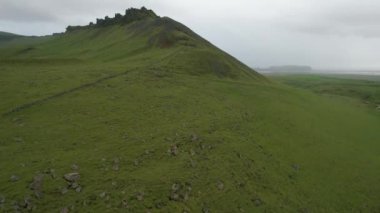 Güney İzlanda 'da bir dağın havadan çekilmiş görüntüleri ve otlak arazisi. Drone 'la çekilmiş. Portföyümde farklı pozlar var..