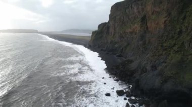 Reynisfjara, Vik 'in (Güney İzlanda) yanında siyah bir kumsal. Drone 'la çekilmiş. Portföyümde farklı pozlar var..