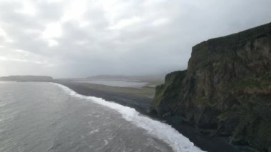 Reynisfjara, Vik 'in (Güney İzlanda) yanında siyah bir kumsal. Drone 'la çekilmiş. Portföyümde farklı pozlar var..