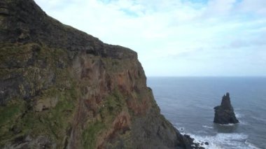 Reynisfjara, Vik 'in (Güney İzlanda) yanında siyah bir kumsal. Drone 'la çekilmiş. Portföyümde farklı pozlar var..