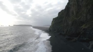 Reynisfjara, Vik 'in (Güney İzlanda) yanında siyah bir kumsal. Drone 'la çekilmiş. Portföyümde farklı pozlar var..