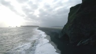Reynisfjara, Vik 'in (Güney İzlanda) yanında siyah bir kumsal. Drone 'la çekilmiş. Portföyümde farklı pozlar var..